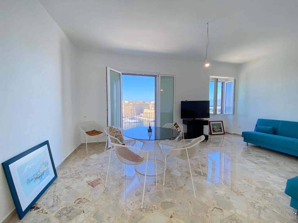 Communal lounge/ TV room, Natural landscape, TV and multimedia, Living room, Dining area