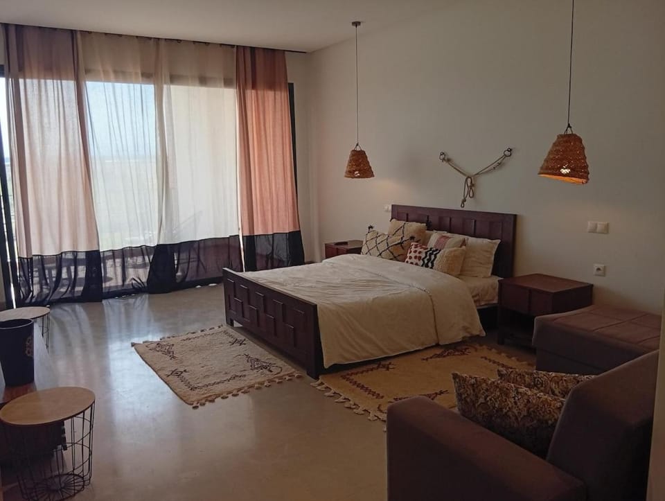Bed, Living room, Photo of the whole room, Seating area, Bedroom