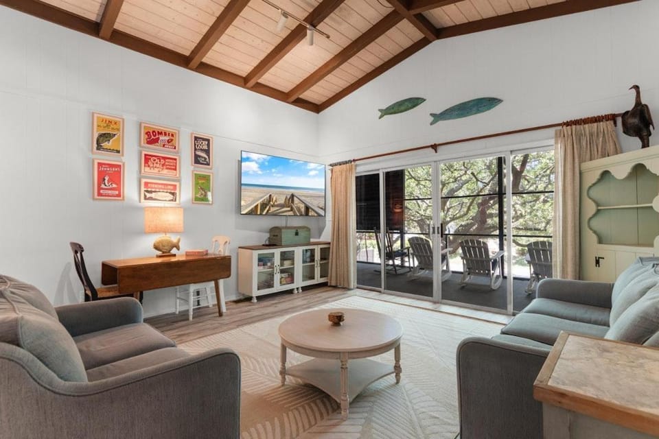 Family Beach Escape 5BR Fenced Yard, Walk to Ocean House in South Carolina