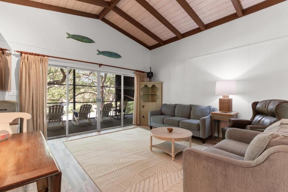 Family Beach Escape 5BR Fenced Yard, Walk to Ocean House in South Carolina