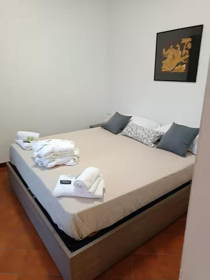 Bed, Photo of the whole room, Bedroom, towels