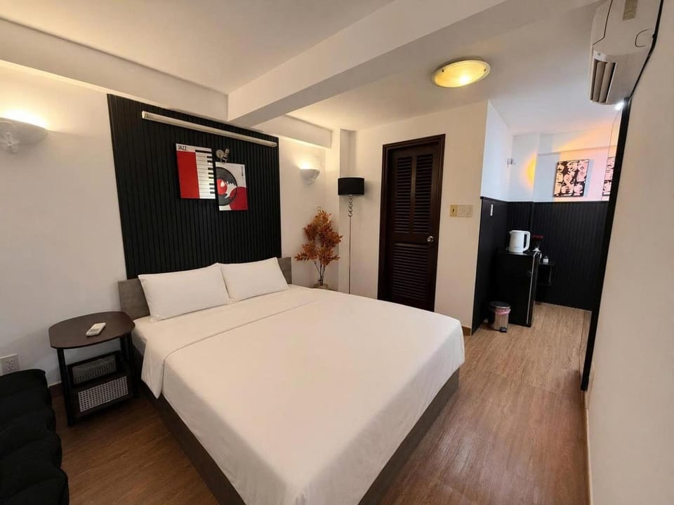 Bed, Photo of the whole room, Bedroom, air conditioner