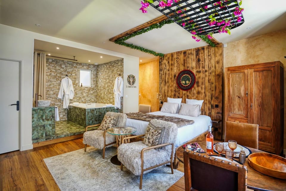 Shower, Bed, Food and drinks, Bedroom, Location, Bath, wardrobe