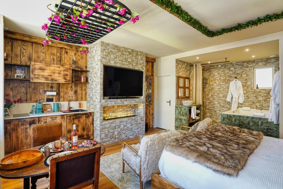 Toilet, Communal lounge/ TV room, Bed, TV and multimedia, Food and drinks, Food, Location