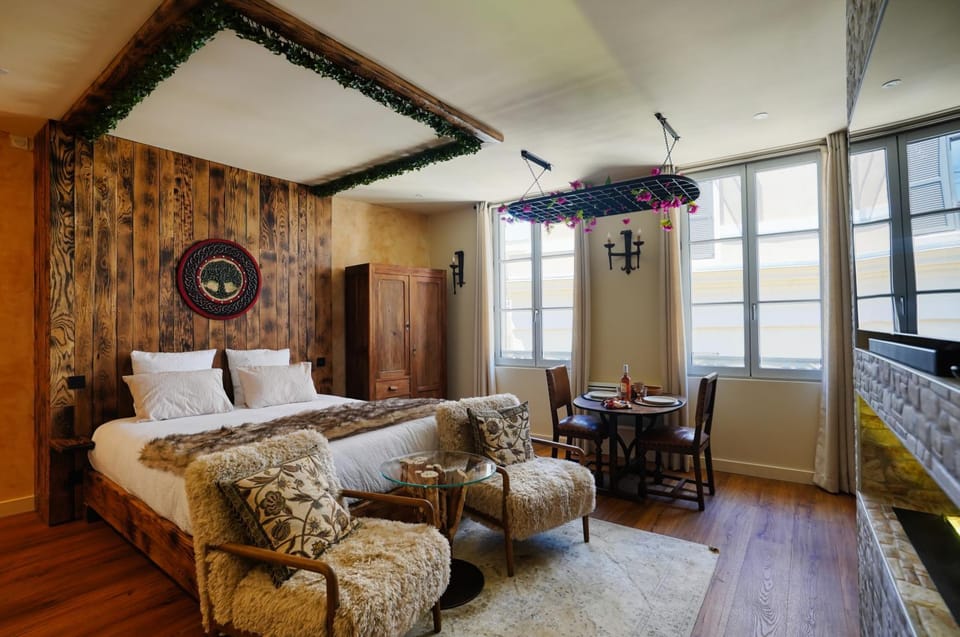 Communal lounge/ TV room, Bed, TV and multimedia, Food and drinks, Location, wardrobe