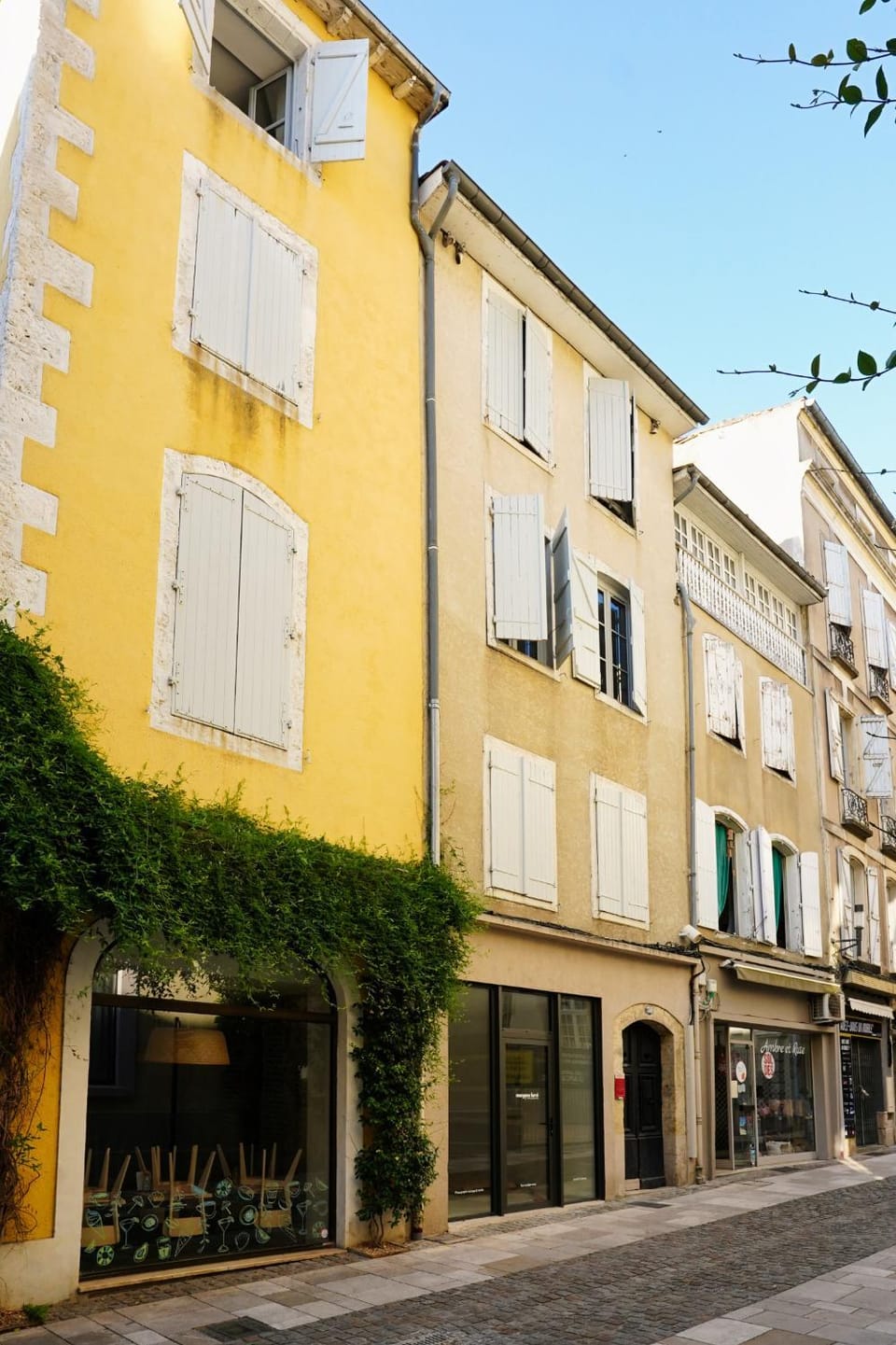 Property building, Neighbourhood, City view, Street view, Location