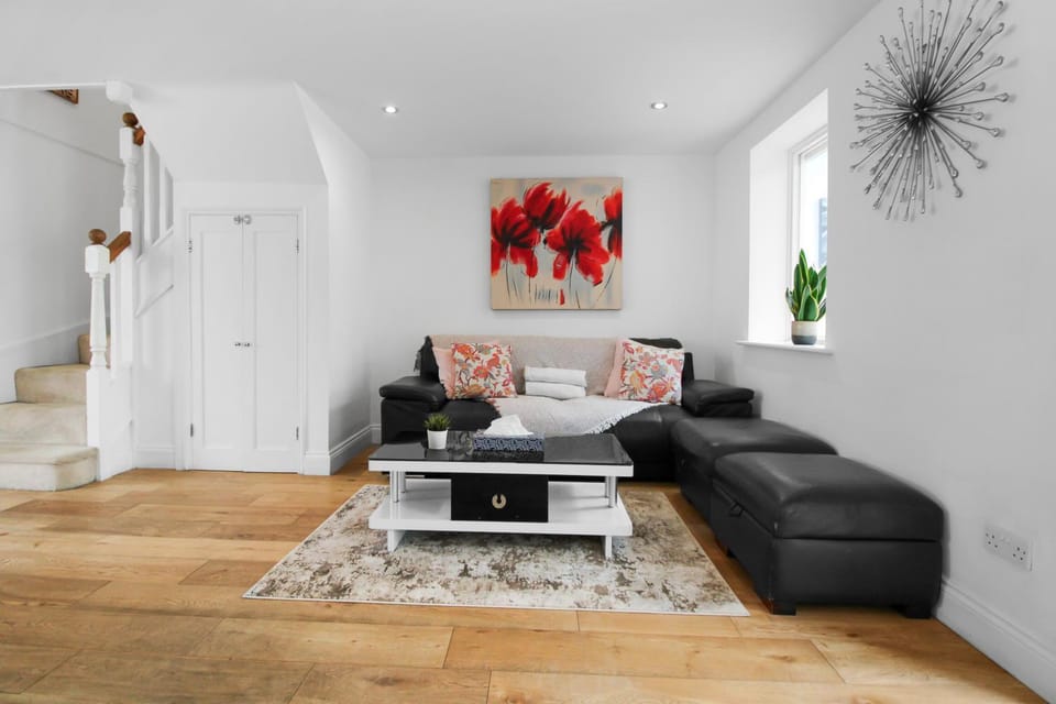 Executive 4BR House Canary Wharf , Garden & Office , Zone 2 LDN Apartment in London Borough of Lewisham