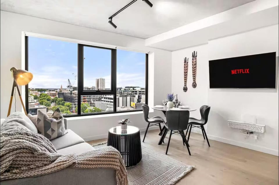 Property Bros - Scenic Views, Pool, Gym Apartment in Southbank