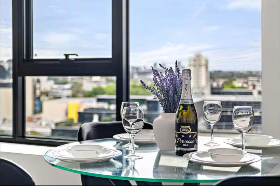 Property Bros - Scenic Views, Pool, Gym Apartment in Southbank