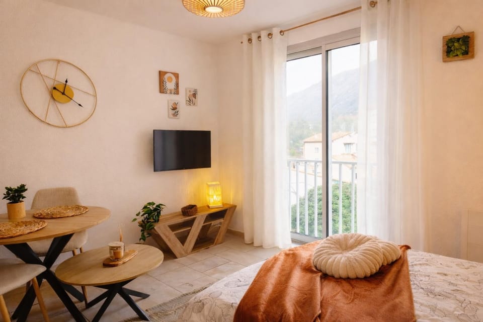 Bed, TV and multimedia, Living room, Photo of the whole room, Seating area, Bedroom, towels