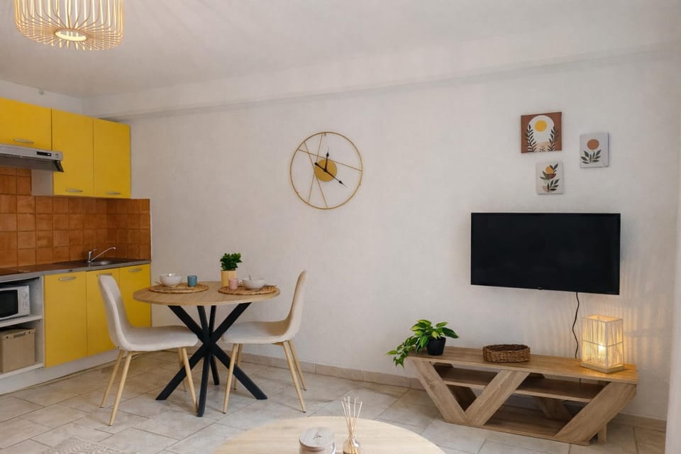 TV and multimedia, Kitchen or kitchenette, Living room, Seating area, Dining area, stove