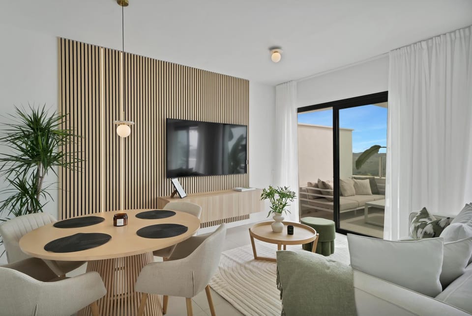 TV and multimedia, Living room, Seating area, Dining area