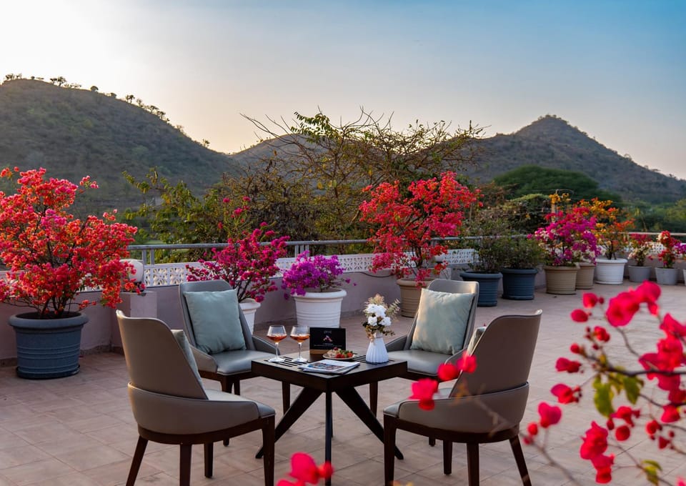 Mountain Creek 7BHK Luxury Retreat by ELIVAAS Prive Near Fatehsagar Villa in Rajasthan