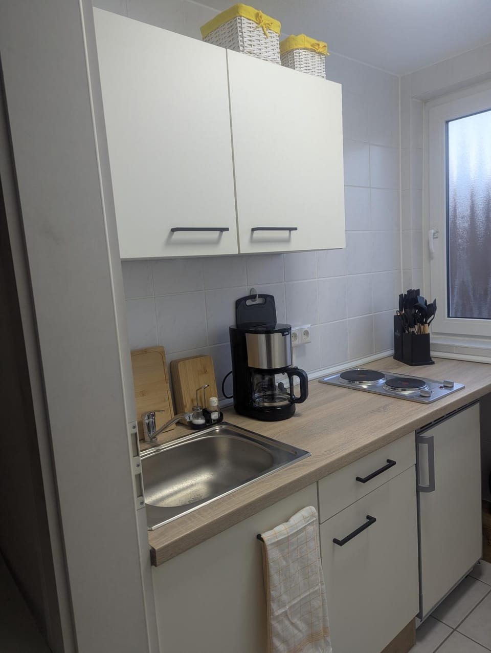 Coffee/tea facilities, Kitchen or kitchenette, stove