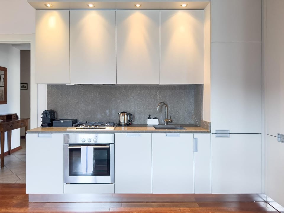 Coffee/tea facilities, Kitchen or kitchenette, oven, stove