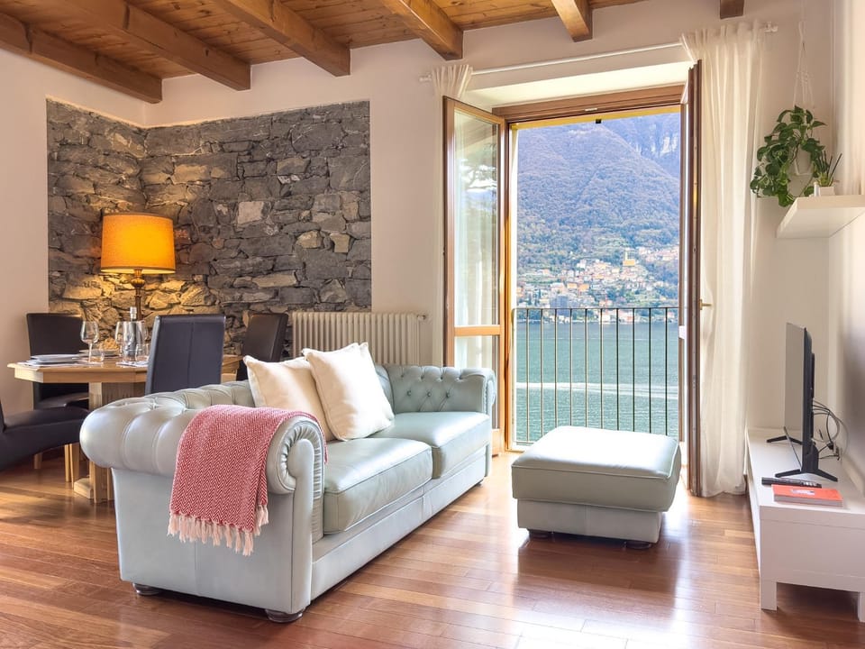 Natural landscape, TV and multimedia, View (from property/room), Living room, Seating area, Lake view, Mountain view