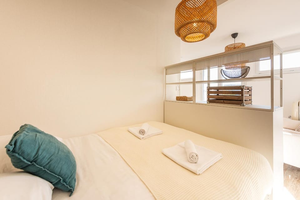 Bed, towels