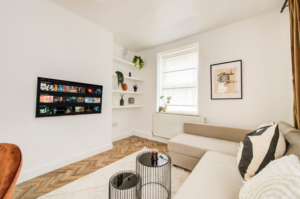 Shoreditch Vibrant 2 bedroom Apartment in London Borough of Hackney