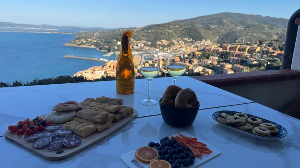 Aurora house -vista mare mozzafiato con parcheggio privato Apartment in Porto Santo Stefano