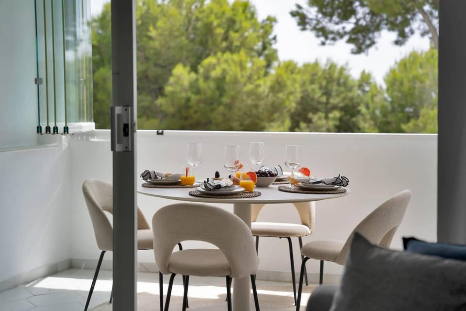 View (from property/room), Balcony/Terrace, Dining area