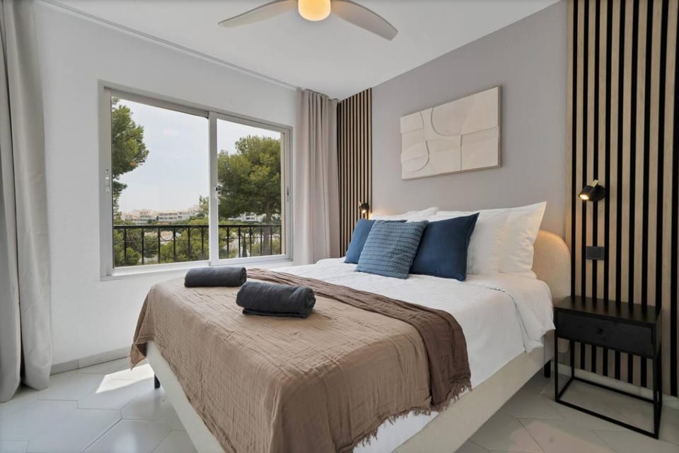 Bed, Bedroom, towels