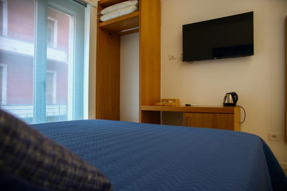 Bed, TV and multimedia, Bedroom