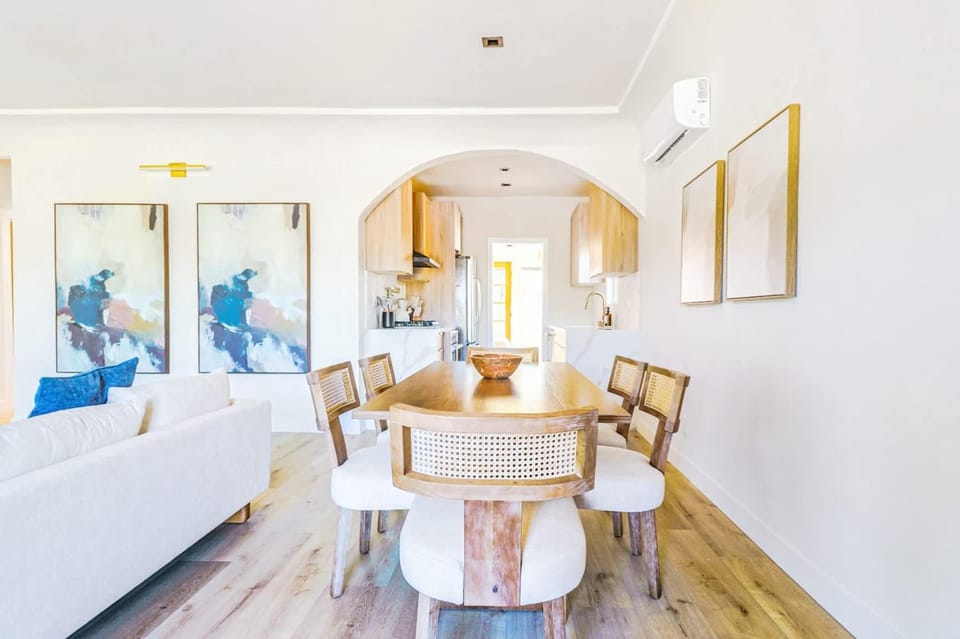 Downtown Bright Home for 6 House in San Fernando Valley