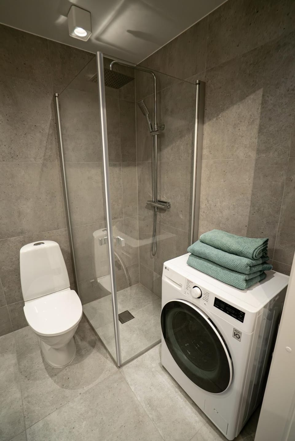 Bathroom, towels, washing machine, dryer