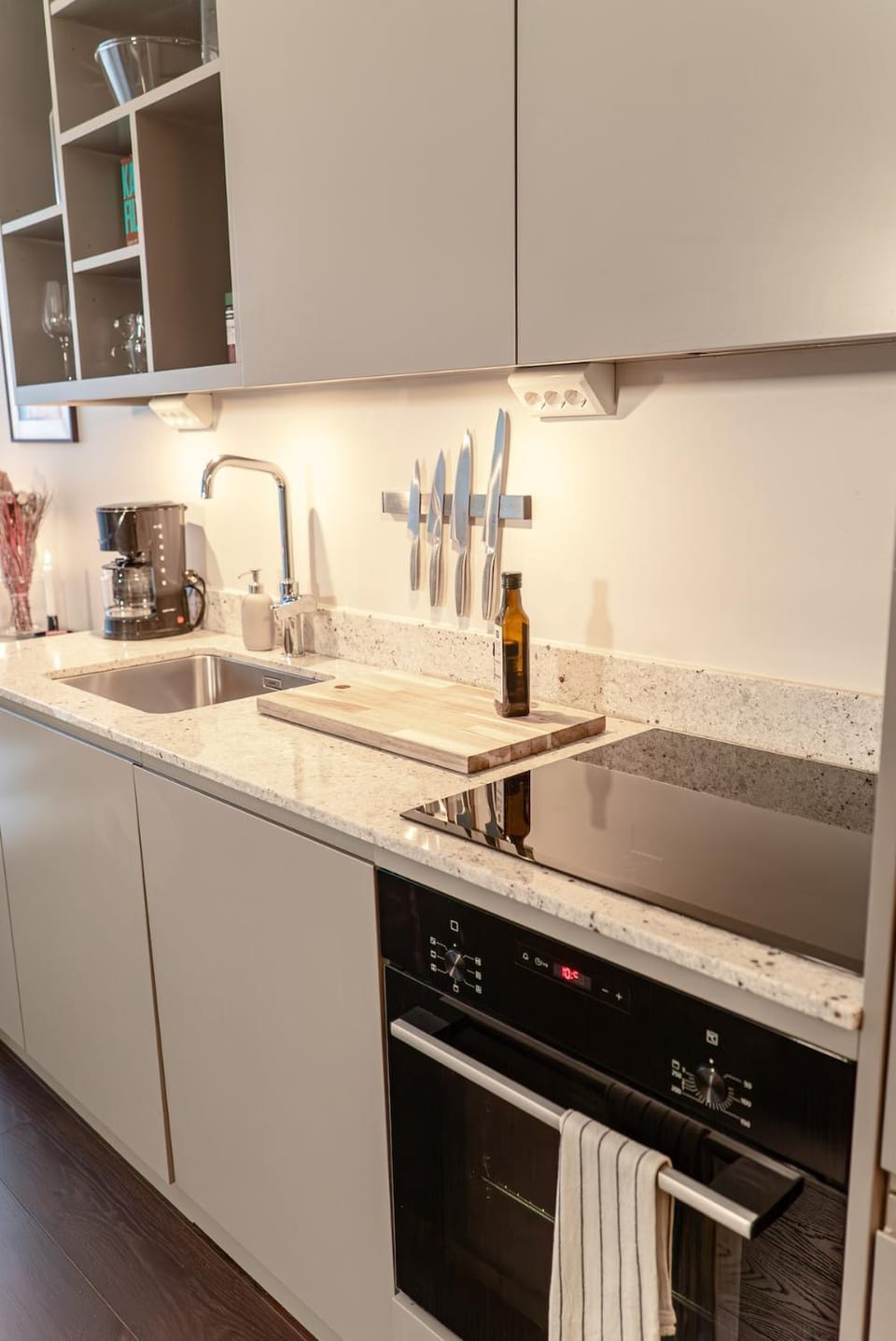 Kitchen or kitchenette, dishwasher, stove