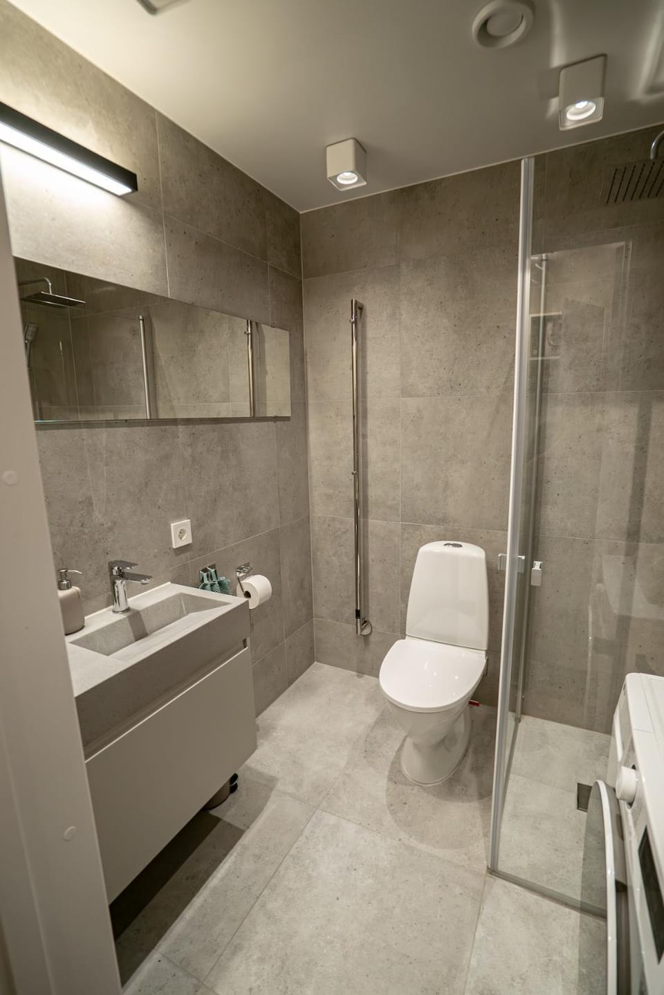 Shower, Toilet, Bathroom, towels
