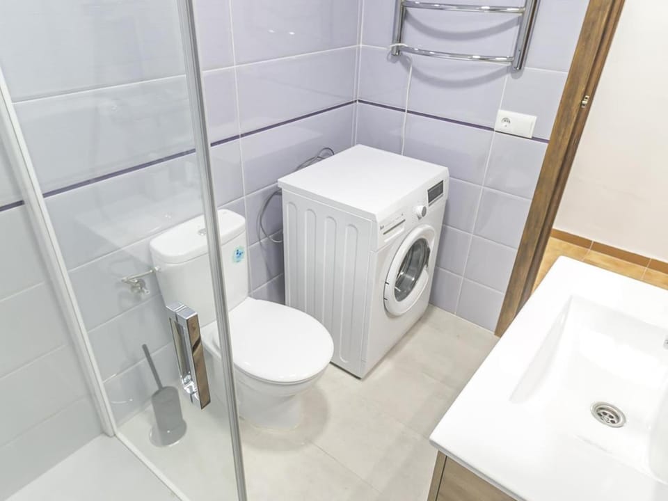 Toilet, Bathroom, towels, washing machine