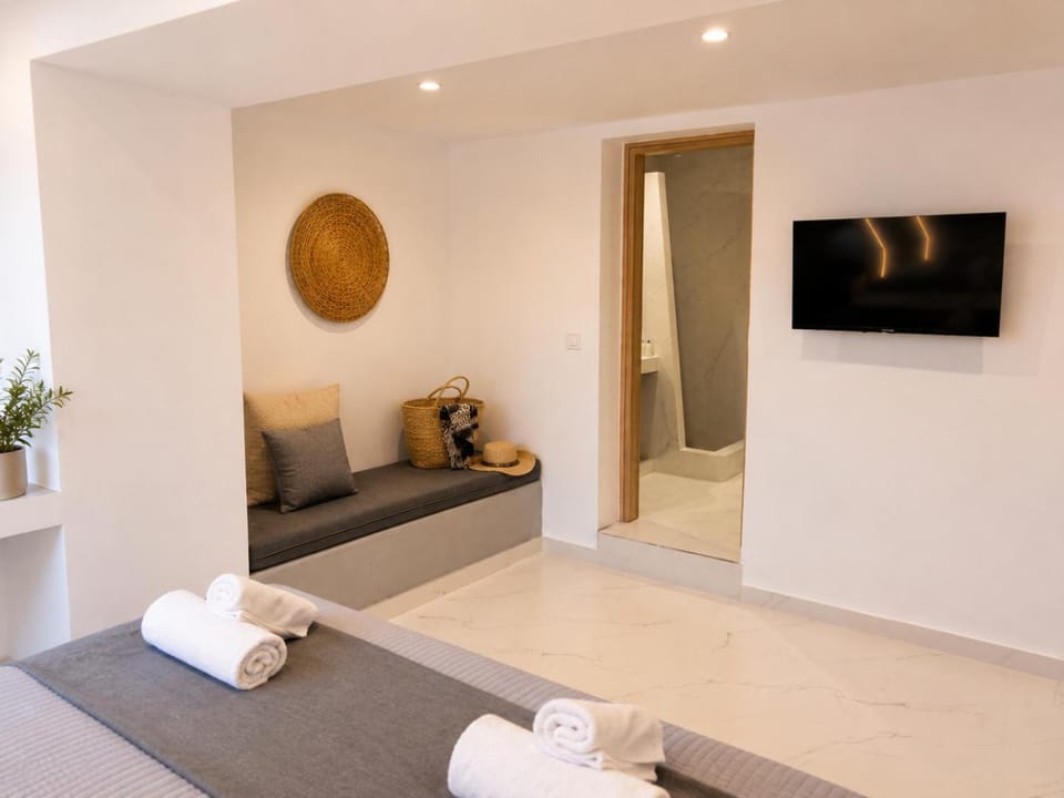 Pattys Desing Suites- Private Hot Tub with yard- Fira Center Hotel in Thera