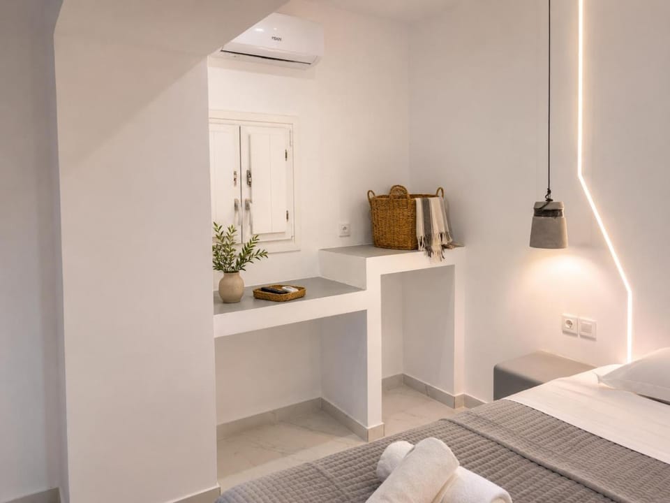 Pattys Desing Suites- Private Hot Tub with yard- Fira Center Hotel in Thera