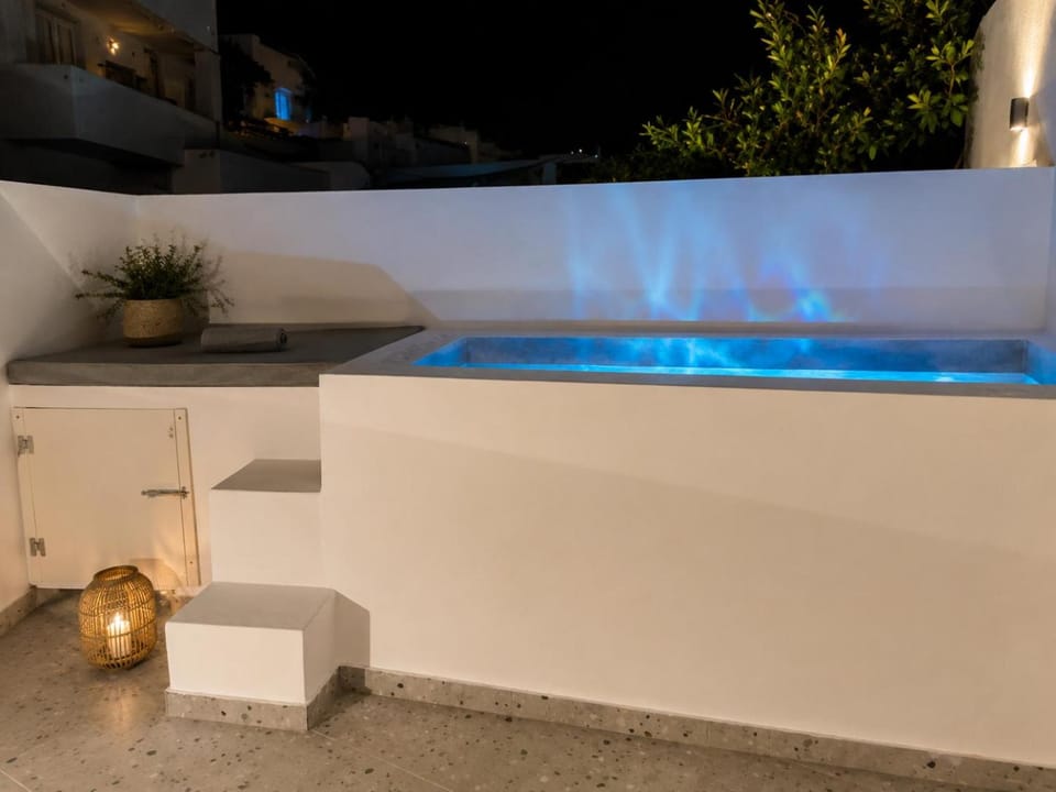Pattys Desing Suites- Private Hot Tub with yard- Fira Center Hotel in Thera