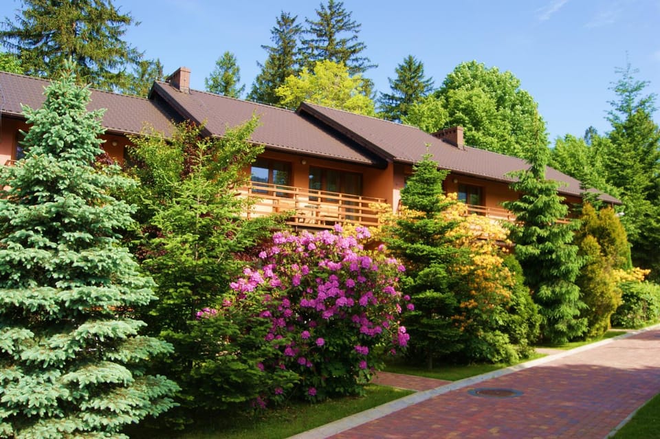 Property building, Spring, Day, Natural landscape, Garden, Garden, Garden view