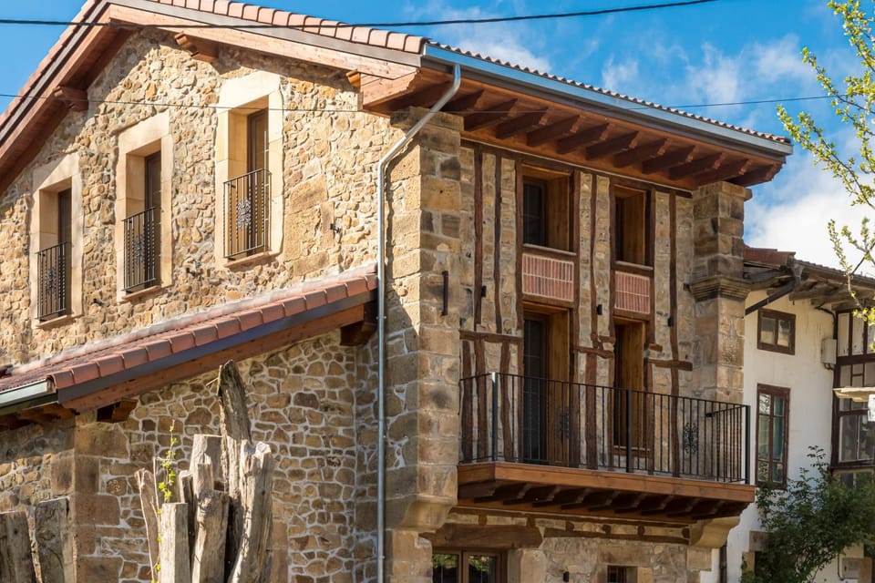 Las Casucas De Somavia House in Cantabria