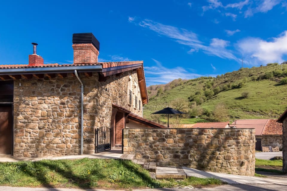 Las Casucas De Somavia House in Cantabria