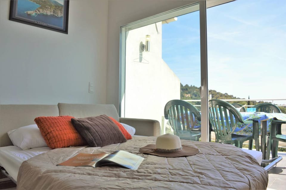 Bed, Living room