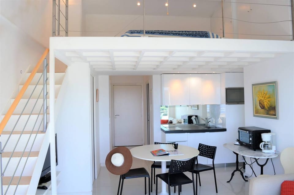 Kitchen or kitchenette, Seating area, Dining area