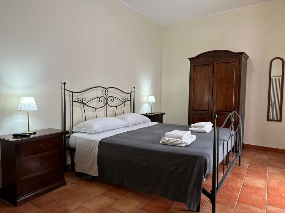 Bedroom, locker, towels
