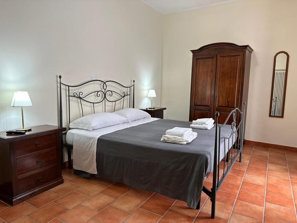 Bed, TV and multimedia, Bedroom, towels