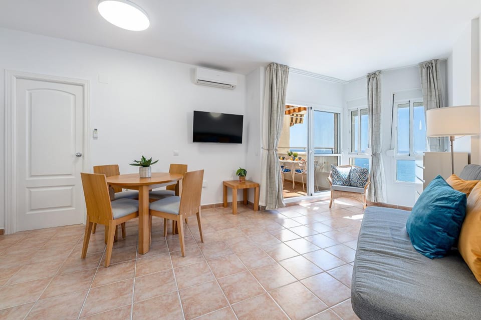 797 HOLIDAY RENTALS - Piso para 4 en Benalbeach con vistas al mar Apartment in Benalmadena