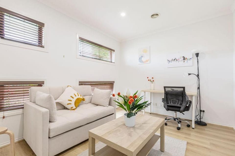 Berwick Abnb-Style 3BR Home with Street Parking, Near to Mall House in Berwick