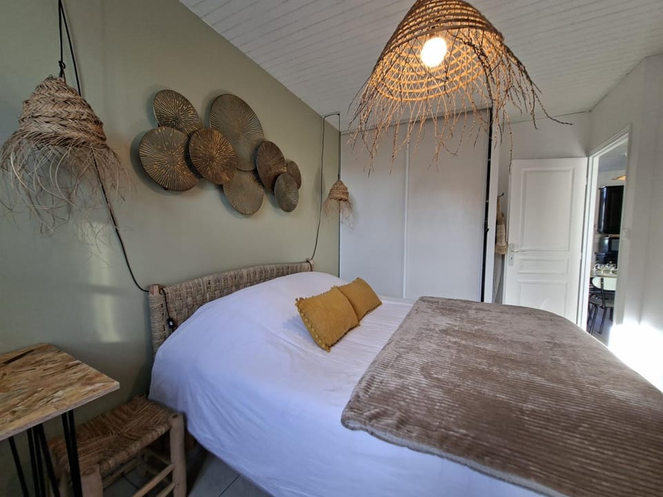 Property building, Living room, Bedroom