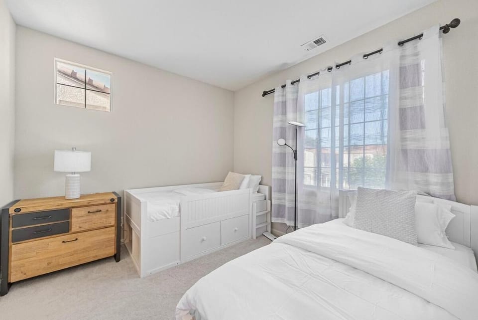 4726 Stylish 3BR Retreat wGarage EV Charger Villa in Santa Clara