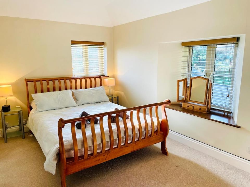 The Old Coach House, large spacious family holiday home with garden, Ventnor House in Ventnor