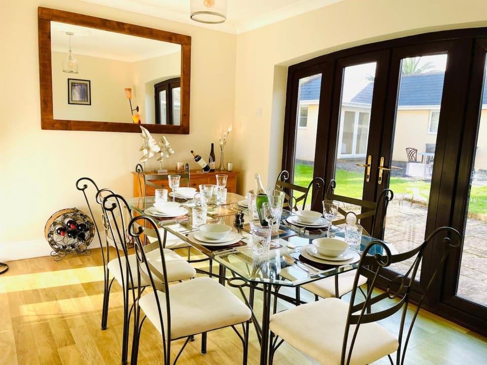 The Old Coach House, large spacious family holiday home with garden, Ventnor House in Ventnor