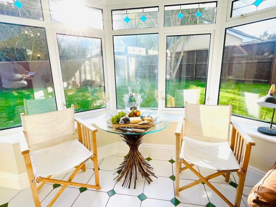The Old Coach House, large spacious family holiday home with garden, Ventnor House in Ventnor