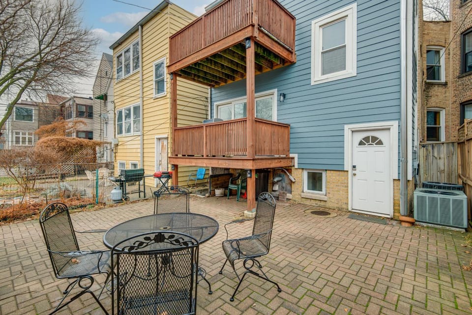 1 Mi to Wrigley! Quintessential Chi-Town Greystone House in Chicago