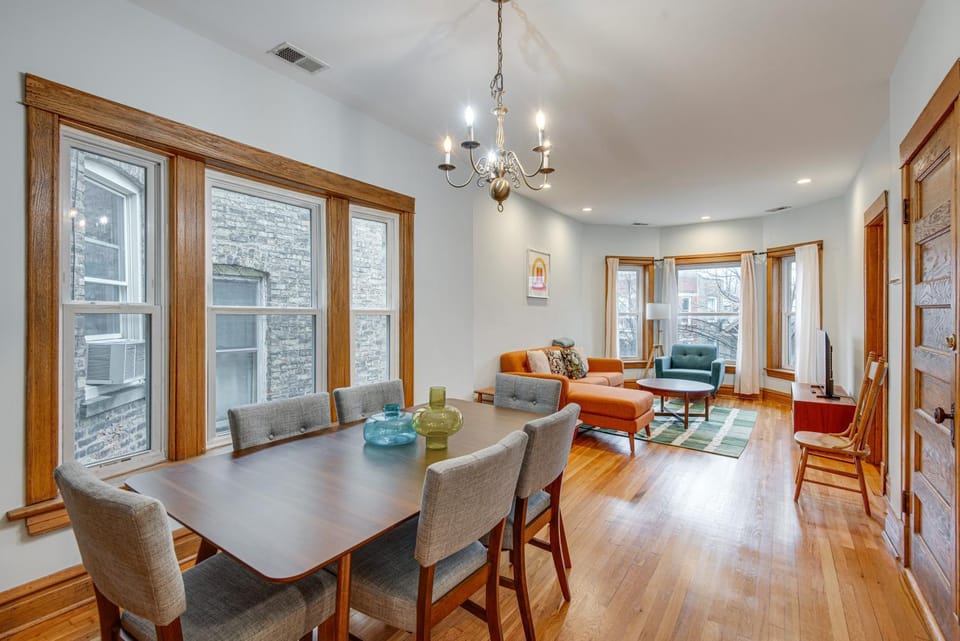 1 Mi to Wrigley! Quintessential Chi-Town Greystone House in Chicago